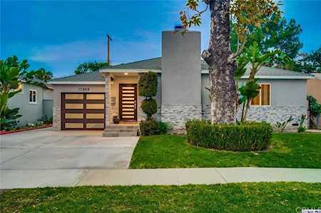 17969 Collins Street Encino, CA 91316