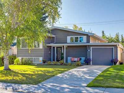 1043 Southglen Drive SW Calgary, AB T2W 0X2