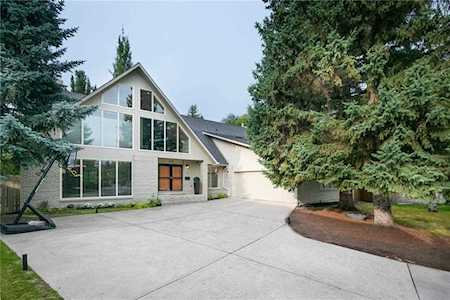 332 Pump Hill Garden(s) SW Calgary, AB T2V 4M7