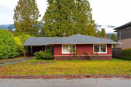 946 Glenora Avenue North Vancouver, BC V7R 1M3