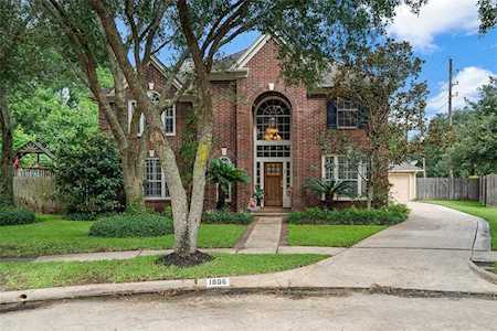 1806 Pebble Hill Ct Sugar Land, TX 77478