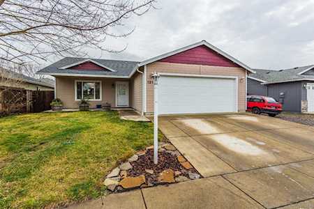1213 Twin Rocks Dr Central Point, OR 97502