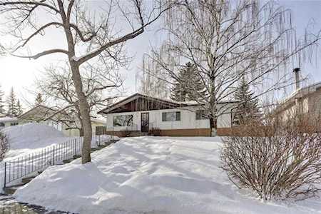 73 White Oak Crescent SW Calgary, AB T3C 3J9