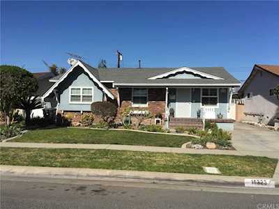 11323 213th Street Lakewood, CA 90715
