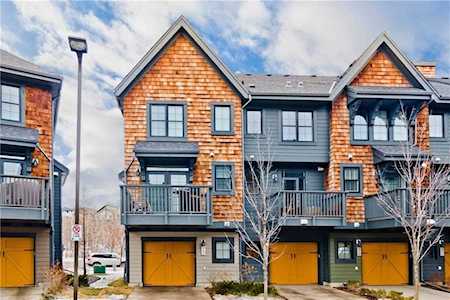 320 Ascot Circle SW Calgary, AB T3H 0X2