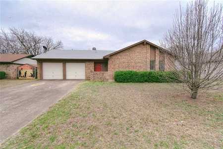 1804 Briar Run Benbrook, TX 76126