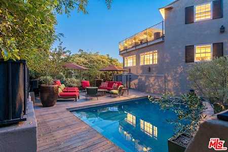 2520 Chislehurst Place Los Angeles, CA 90027