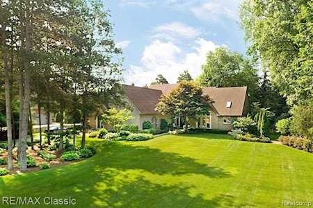 2348 Whispering Pines Dr Hamburg Twp, MI 48169