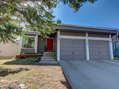 152 Woodglen Way SW Calgary, AB T2w 4T3