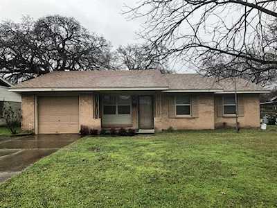 1042 Shadow Wood Lane Lewisville, TX 75067
