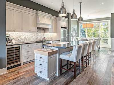 2231 30 Street SW Calgary, AB T3E 2L7
