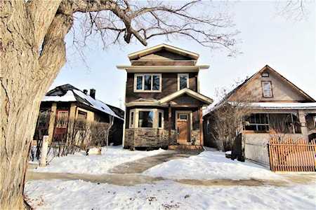 426 8 Street NE Calgary, AB T2E 4G9