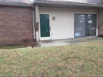 302 Spring Brooke Dr Brighton, MI 48116