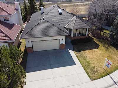 48 Scandia Rise NW Calgary, AB T3L 1V5