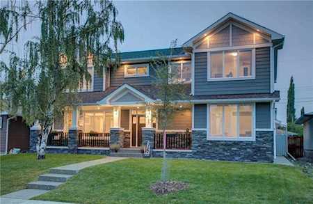 67 Gladeview Crescent SW Calgary, AB T3E 4X9