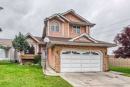 136 Santana Mews NW Calgary, AB T3K 3N7
