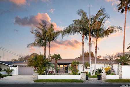 496 Walnut Place Costa Mesa, CA 92627