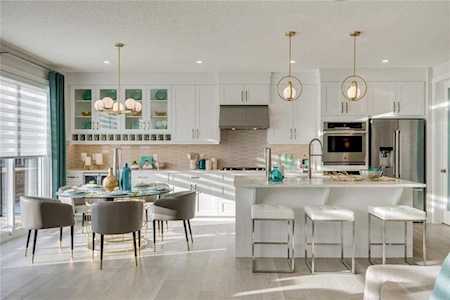 38 Coach Ridge Point(e) SW Calgary, AB T2H 2A7