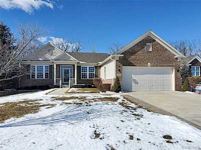 9608 Pine Valley Dr Grand Blanc Twp, MI 48439