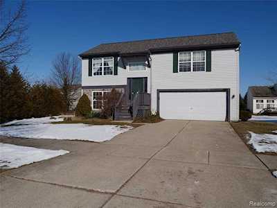 469 Andover Woods Ct Fenton, MI 48430