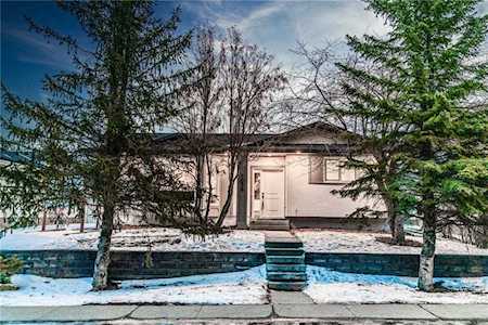 7036 78 Street NW Calgary, AB T3B 4H9