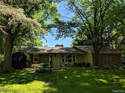 8687 Club House Dr Hamburg Twp, MI 48116