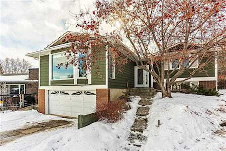 223 Cantrell Place SW Calgary, AB T2W 1X3