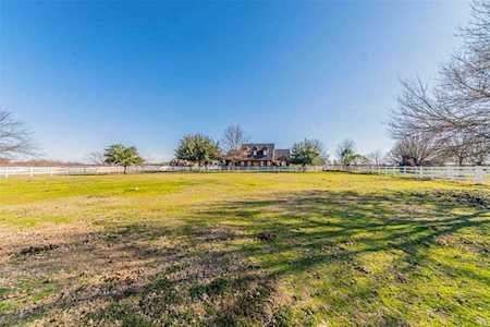 1009 Creek Hollow Lane Blue Mound, TX 76131