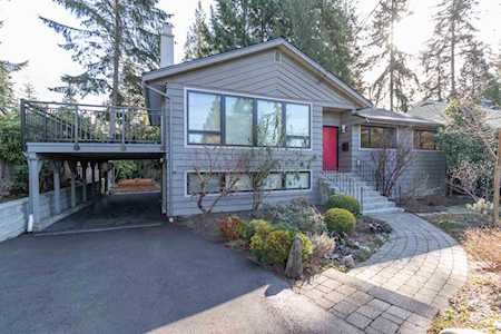 1960 Berkley Avenue North Vancouver, BC V7H 1Z5