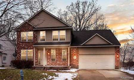 1831 Wooded Valley Ln Howell, MI 48855