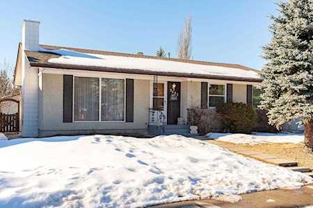 9643 19 Street SW Calgary, AB T2V 1R4