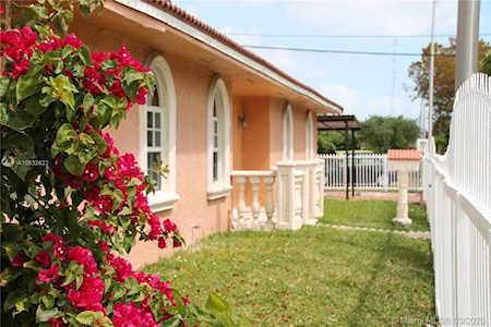 295 W 16th St Hialeah, FL 33010