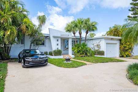 7544 W Treasure Dr North Bay Village, FL 33141