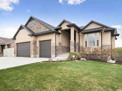 1077 W Pheasant Tail S Dr Bluffdale, UT 84065