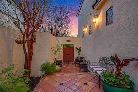 5 Grapewood Ct The Hills, TX 78738
