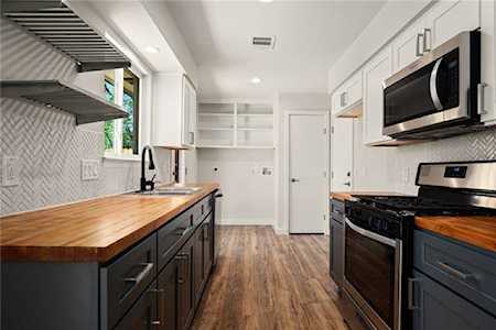 2802 Catalina Dr #B Austin, TX 78741
