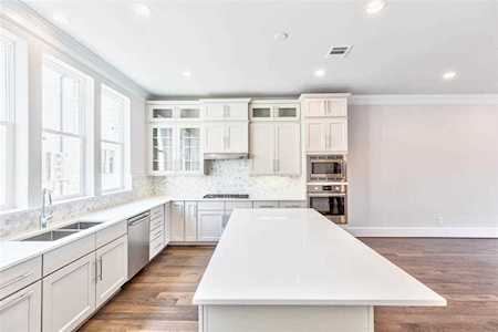 381 E Greenbriar Lane #701 Dallas, TX 75203