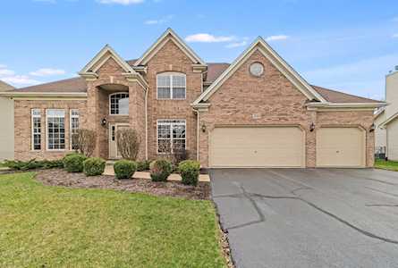 209 Holly Ln Oswego, IL 60543