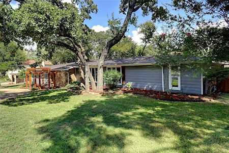 824 Chaparral Court Bedford, TX 76022