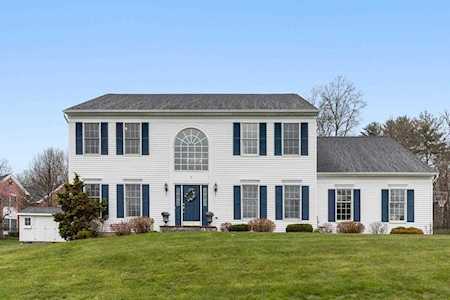 2 Elliot Cir Shrewsbury, MA 01545