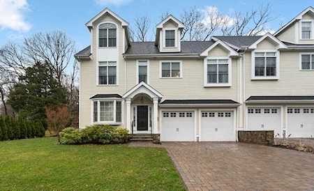 10 Pleasant St #10 Wellesley, MA 02482