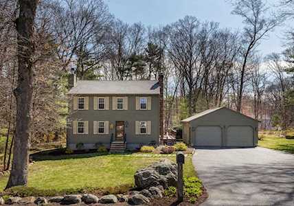 61 Hixon St Bellingham, MA 02019