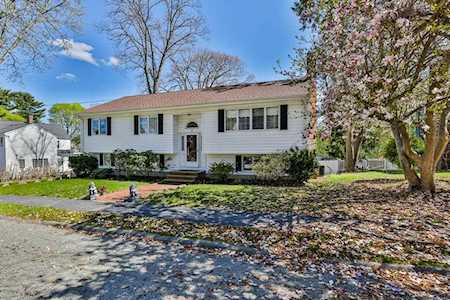 10 Michael Rd Wakefield, MA 01880