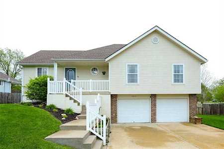 1013 Colonial Dr Pleasant Hill, MO 64080