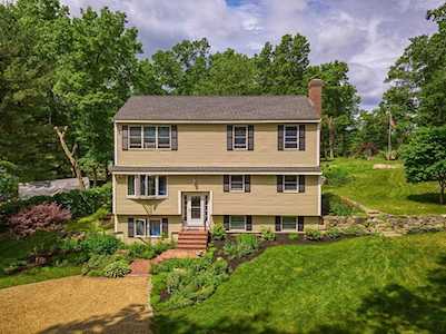 8 Massasoit Trl Littleton, MA 01460