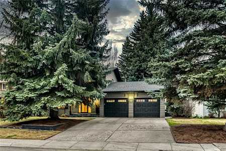 8959 Bay Ridge Drive SW Calgary, AB T2V 3N1