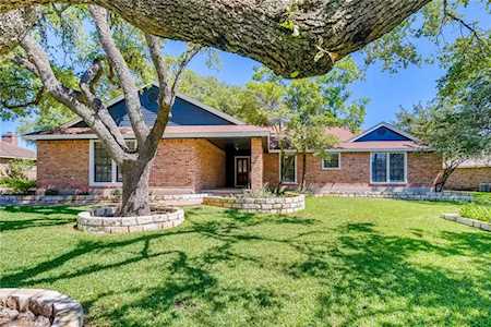 801 Pine Siskin Dr Buda, TX 78610