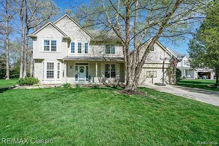 1108 Gallop Ln South Lyon, MI 48178
