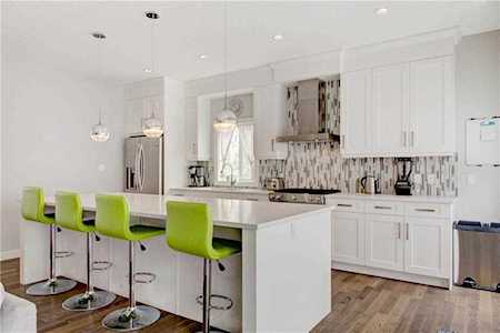 391 Northmount Drive NW Calgary, AB T2K 3H4