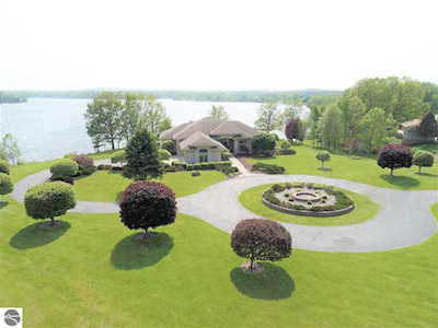1112 El Camino Grande Lake Isabella, MI 48893